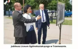 trzy osoby oglądają wystawę 