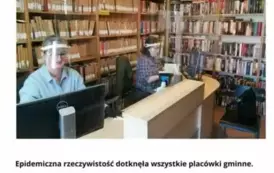 książki, dwie osoby w maseczkach 