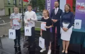 grupa młodzieży z nagrodami  