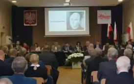 ekran, tłum ludzi 