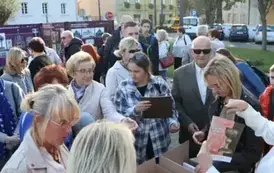 tłum ludzi na placu