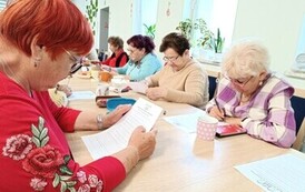 5 os&oacute;b przy stole, kartki papieru 