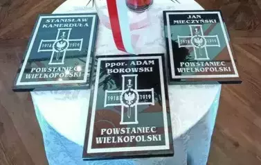 trzy marmurowe tabliczki z krzyżami powstańczymi 