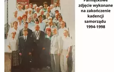 grupa os&oacute;b stojących na schodach