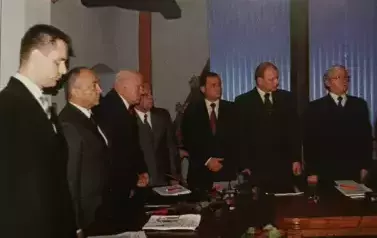 duża grupa os&oacute;b, stoły 