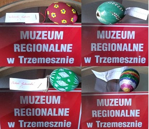Pisanki opisane w tekście. Przy każdej czerwona tabliczka z białym napisem "Muzeum Regionalne w Trzemesznie"
