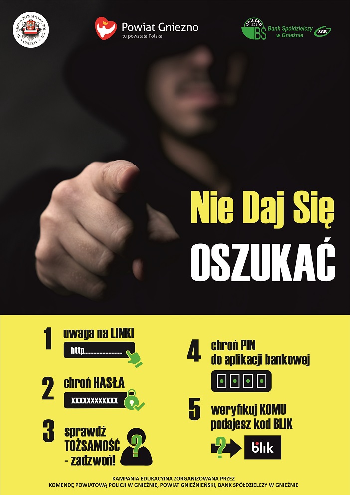 Plakat. Zdjęcie mężczyzny, kt&oacute;rego twarz pozostaje w&nbsp;cieniu, widać tylko palec wskazujący skierowany w&nbsp;stronę patrzącego. Nazwa kampanii. Poniżej pięć sposob&oacute;w oszustw: 1. uwaga na&nbsp;linki, 2. chroń hasła, 3. sprawdź tożsamość - zadzwoń, 4. chroń PIN do aplikacji bankowej, 5. weryfikuj komu podajesz kod BLIK.