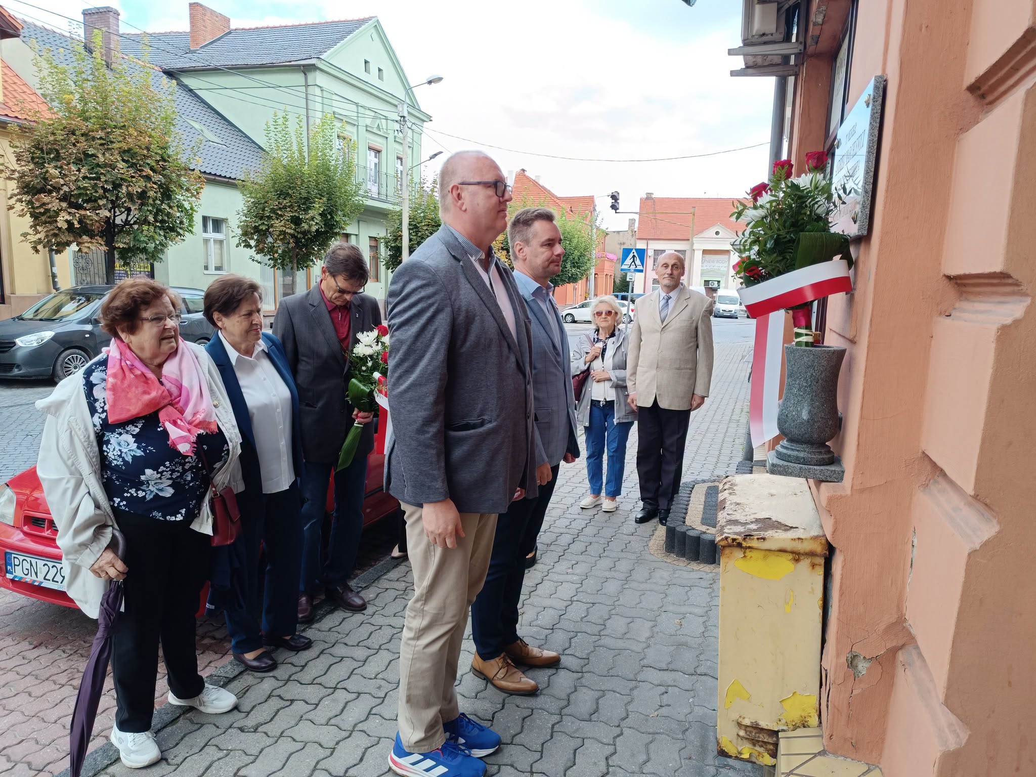 Członkowie komitetu podczas składania kwiat&oacute;w 