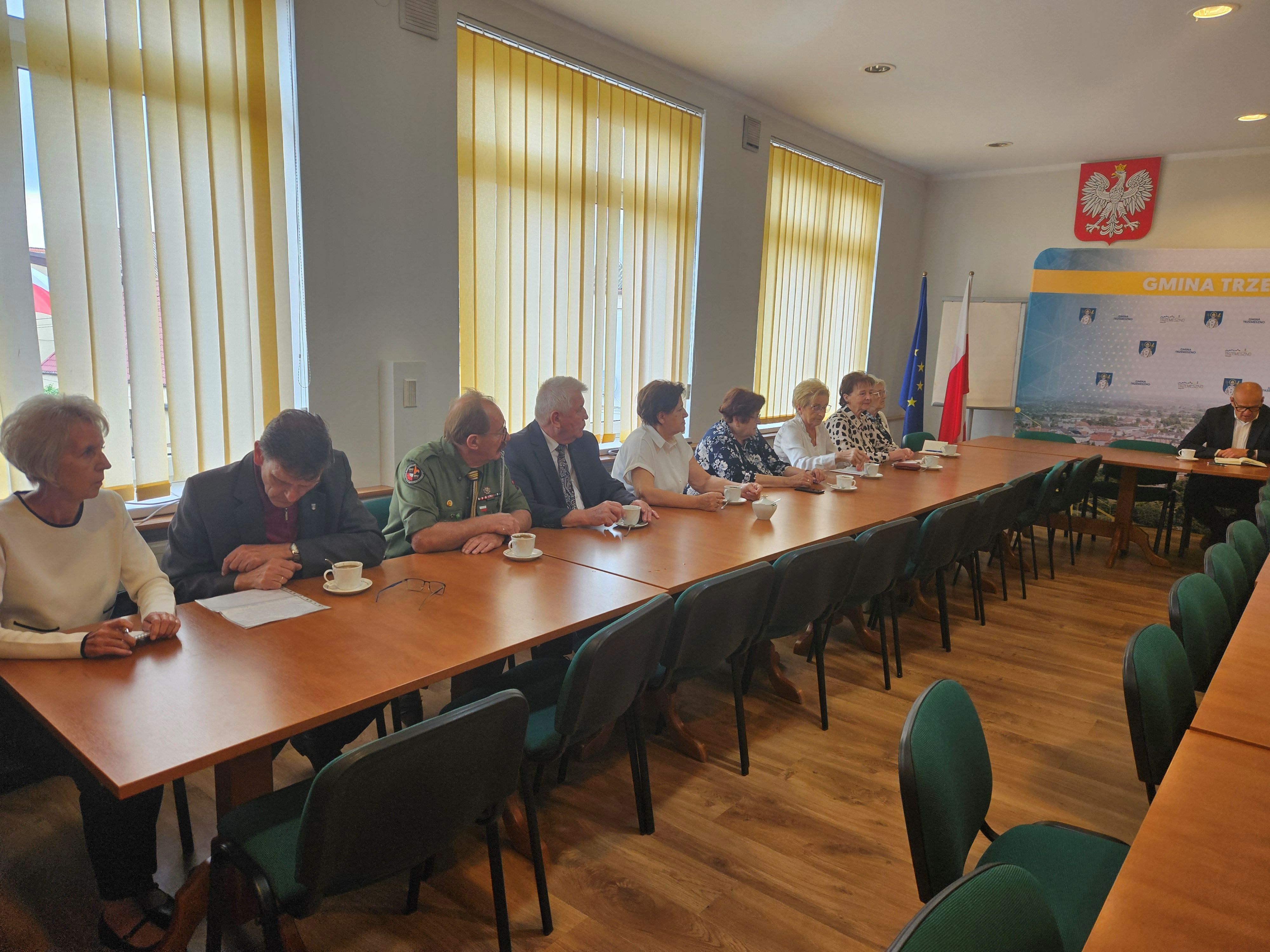 Członkowie komitetu podczas posiedzenia w&nbsp;salce urzędu.