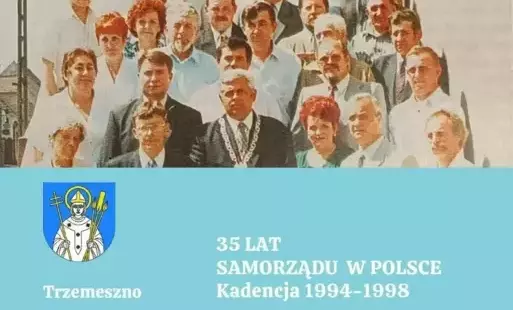 grupa osób, napis 35-lecie samorządu