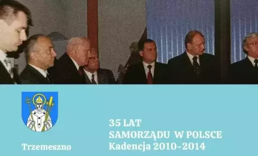 napis 35 lecie samorządu w Polsce kadencja 2010-1014, pięć osób w tle