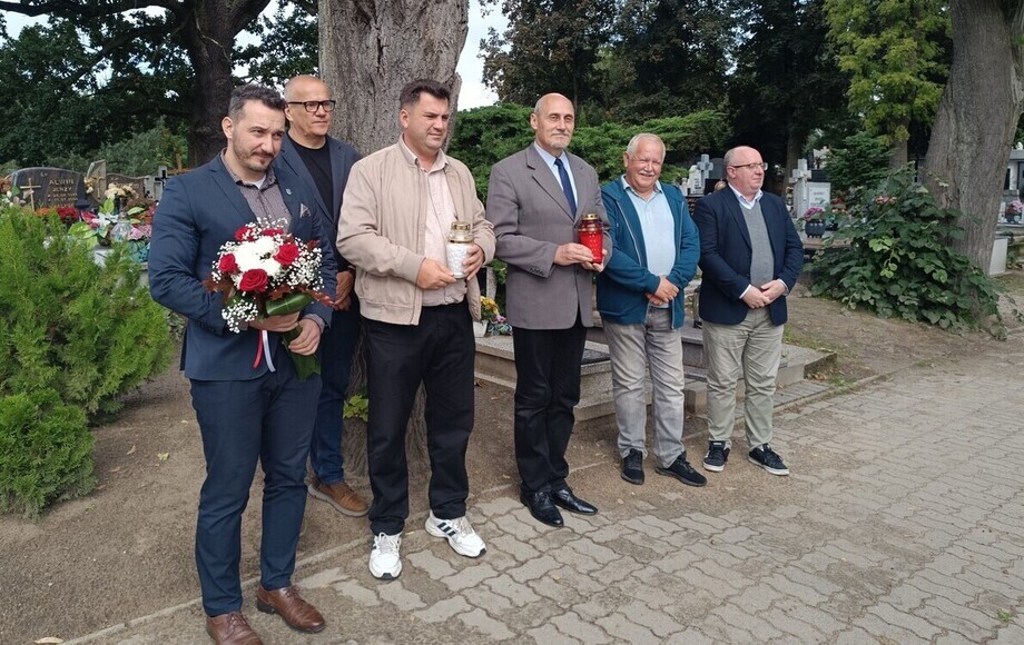 87. rocznica agresji ZSRR na Polskę – hołd ofiarom pod Tablicą Katyńską w Trzemesznie